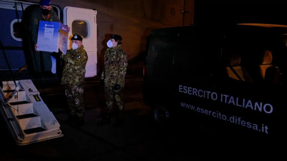 l’arrivo dei vaccini nella notte