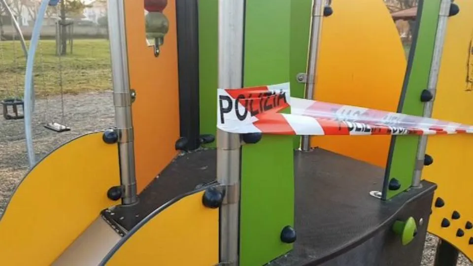 i vetri su uno scivolo del parco Marcovaldo. Intorno il nastro della polizia