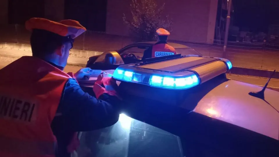 17enne fa il bullo col controllore e finisce nei guai per un coltello