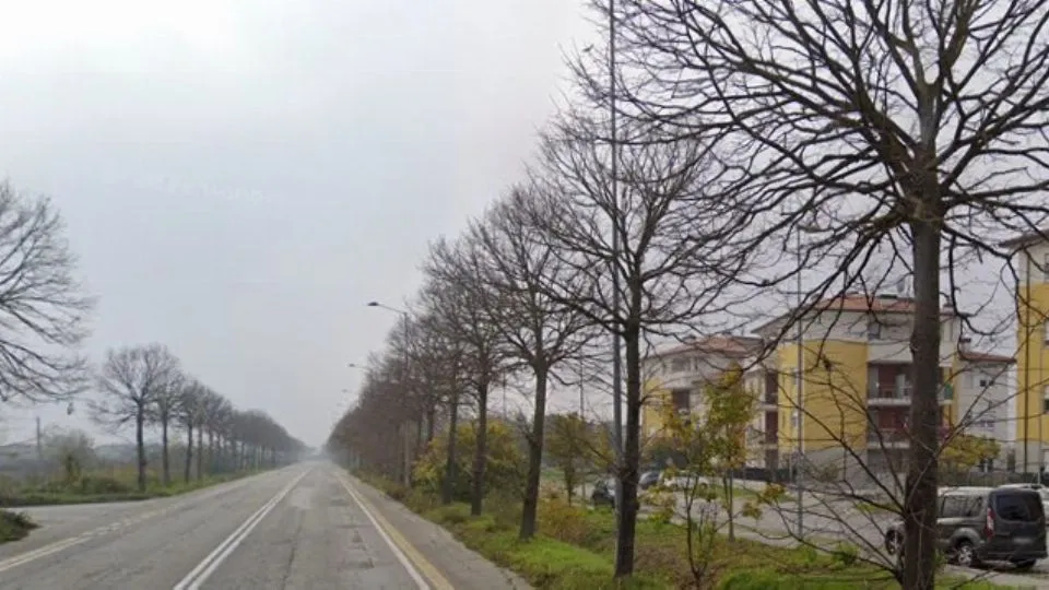 le palazzine di via Lotti e la strada che porta alla fermata