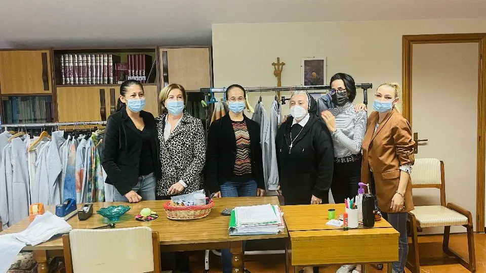 la sindaca Stefania Sabba alla Casa Comunità con la direttrice Suor Mirella e le ragazze.
