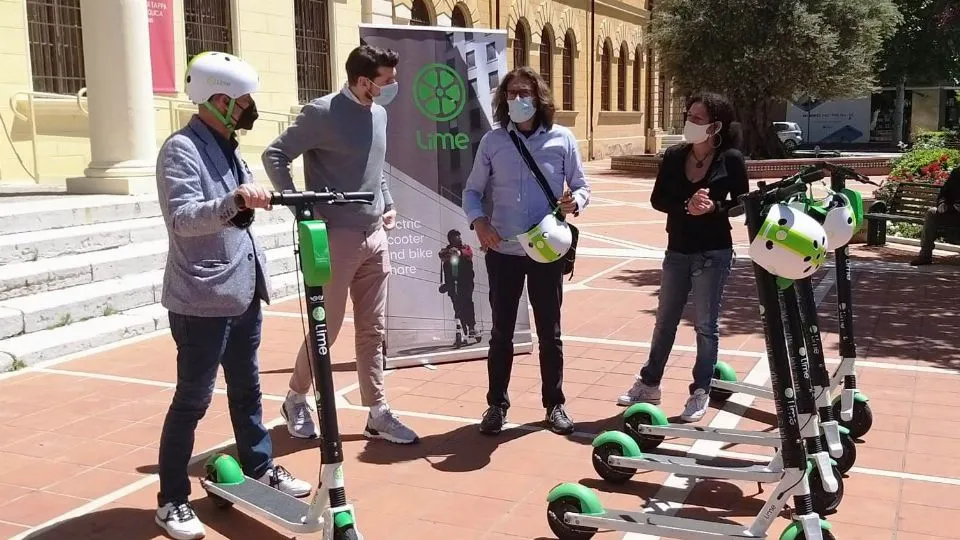 i monopattini davanti al Municipio