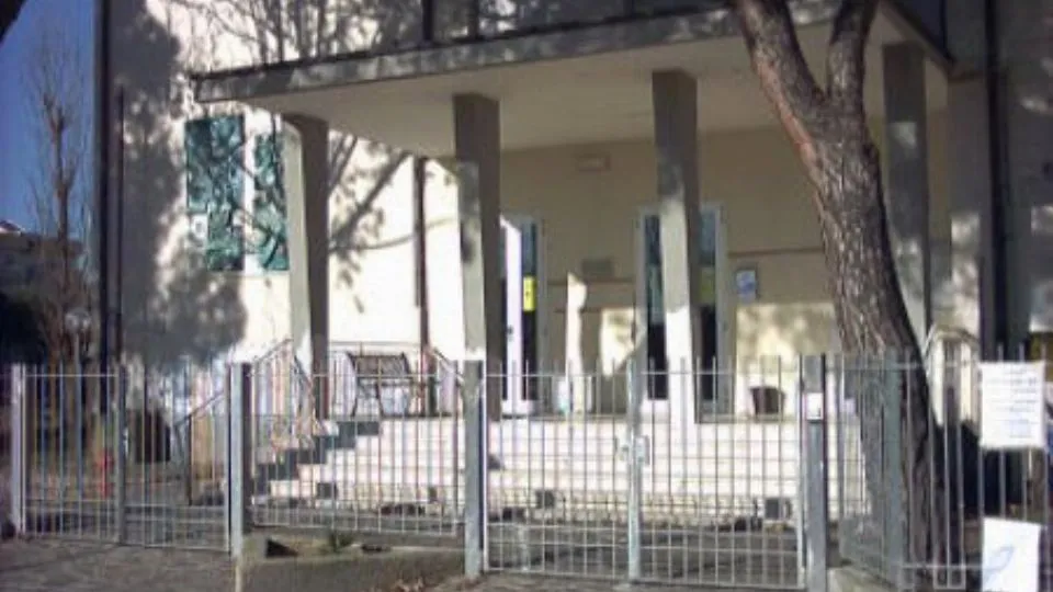 l’ingresso della scuola di via Pescara