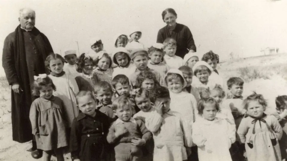 don Domenico tra i bambini