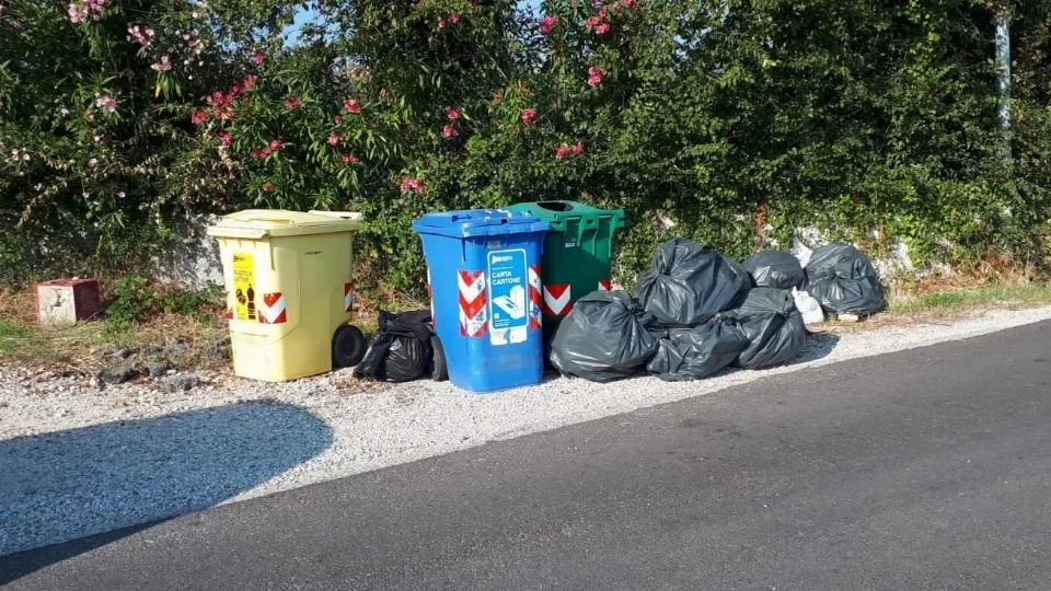rifiuti abbandonati a Misano