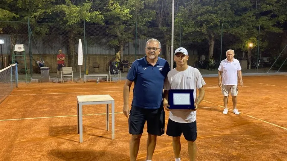 Il direttore del Circolo, Roberto Raffaelli, premia Pietro Vagnini
