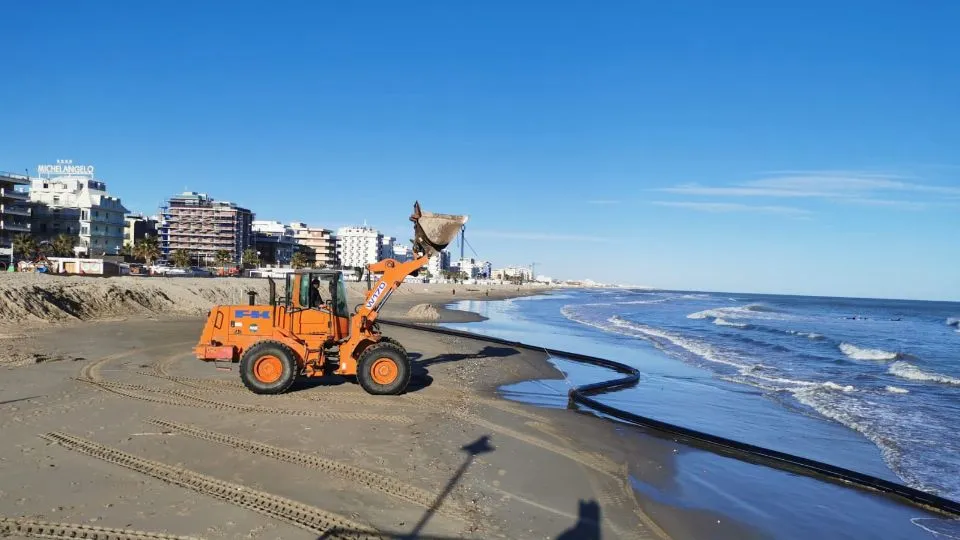 i lavori sulla spiaggia di Riccione
