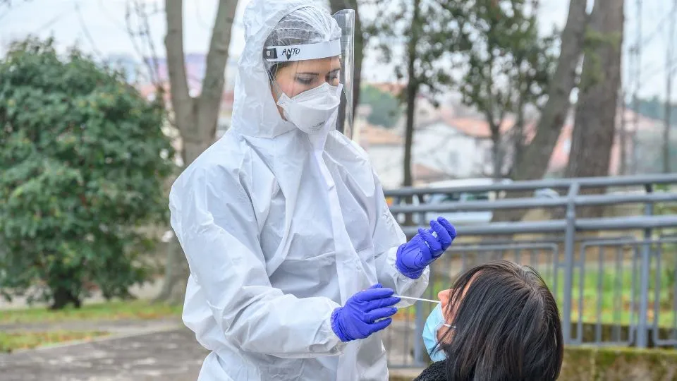 tamponi per il personale scolastico di Riccione (foto Casalboni)
