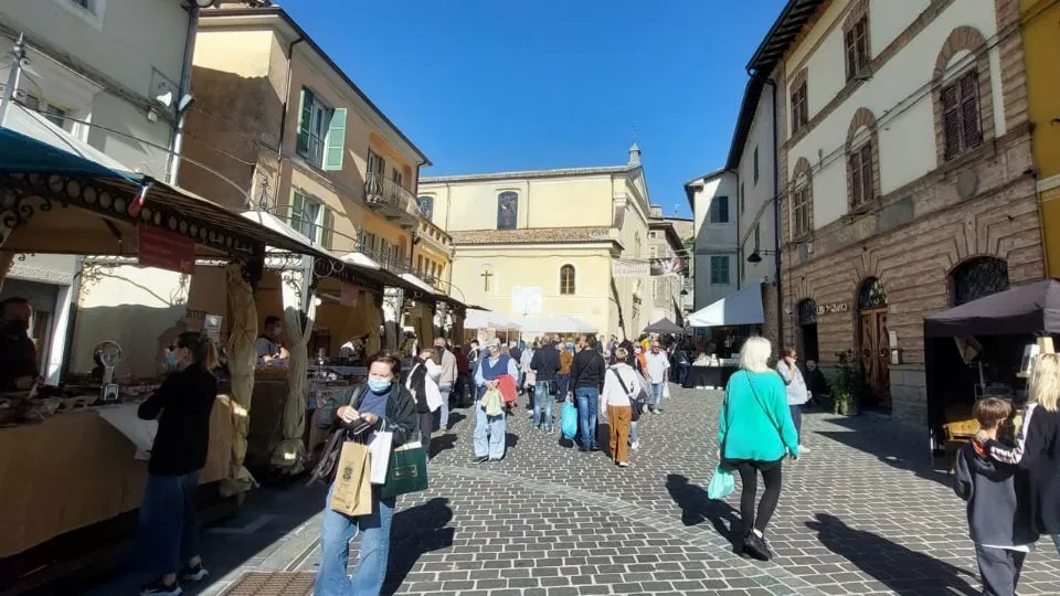 gli stand di piazza Garibaldi a Sant’Agata