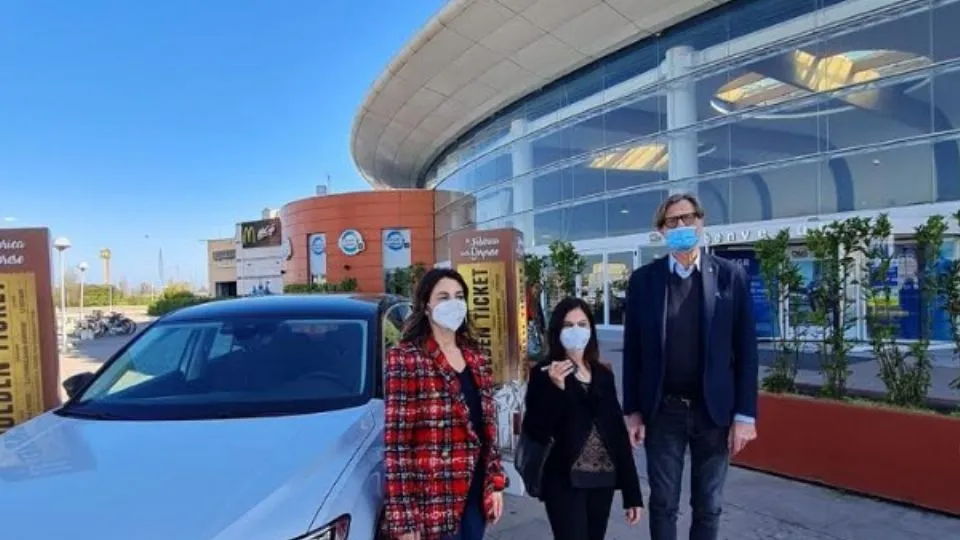  la vincitrice del concorso, Michela Paolini, tra Maria Reggini, dell’omonima concessionaria Volkswagen e Massimo Bobbo, Direttore Le Befane Shopping Centre.

