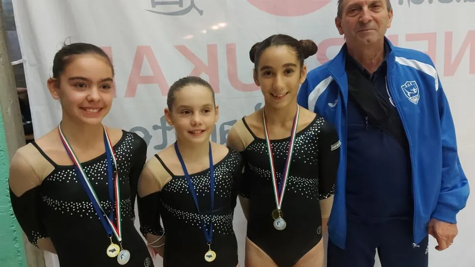 Foto AGS atlete GAF in gara Silver LC Formigine con l’allenatore Manuele Amenta