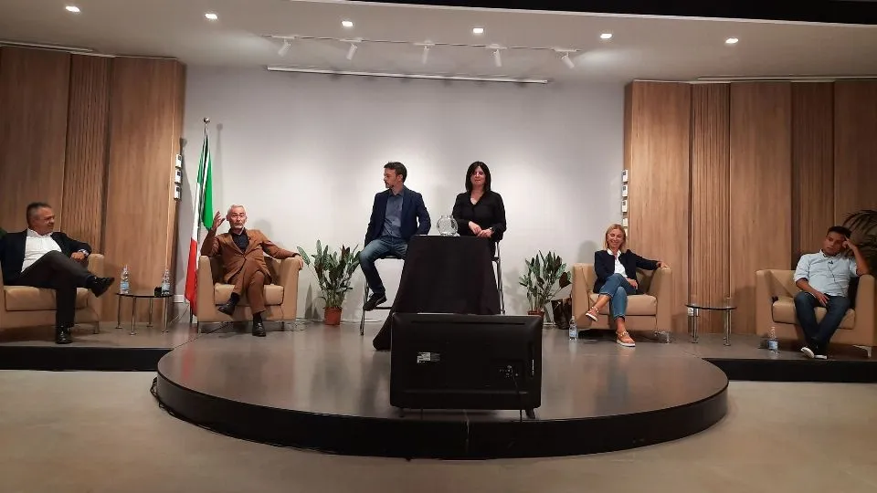 il confronto nella sala convegni dell’Hotel Waldorf