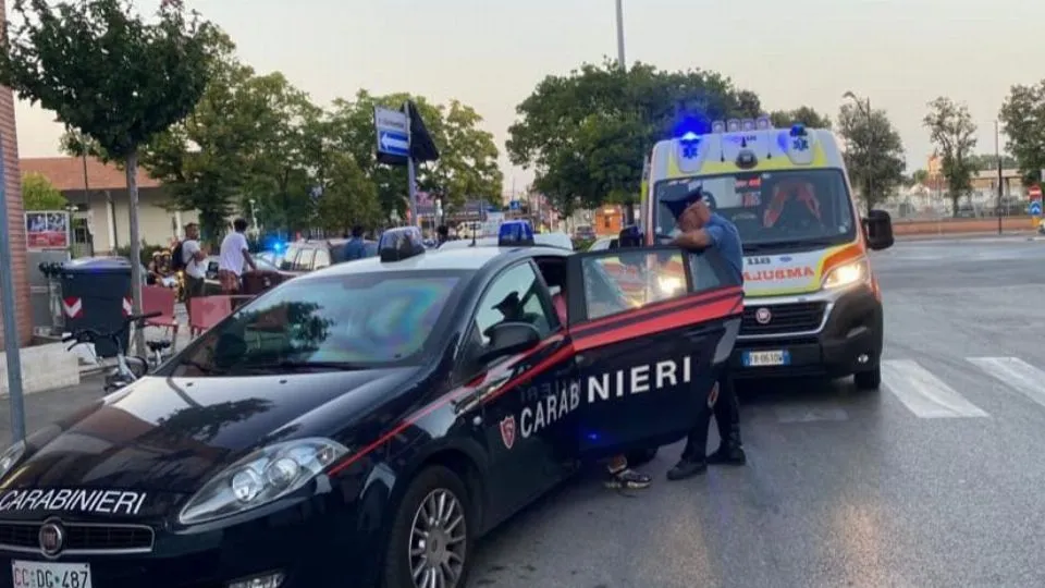 una pattuglia dei carabinieri e il 118 (repertorio)