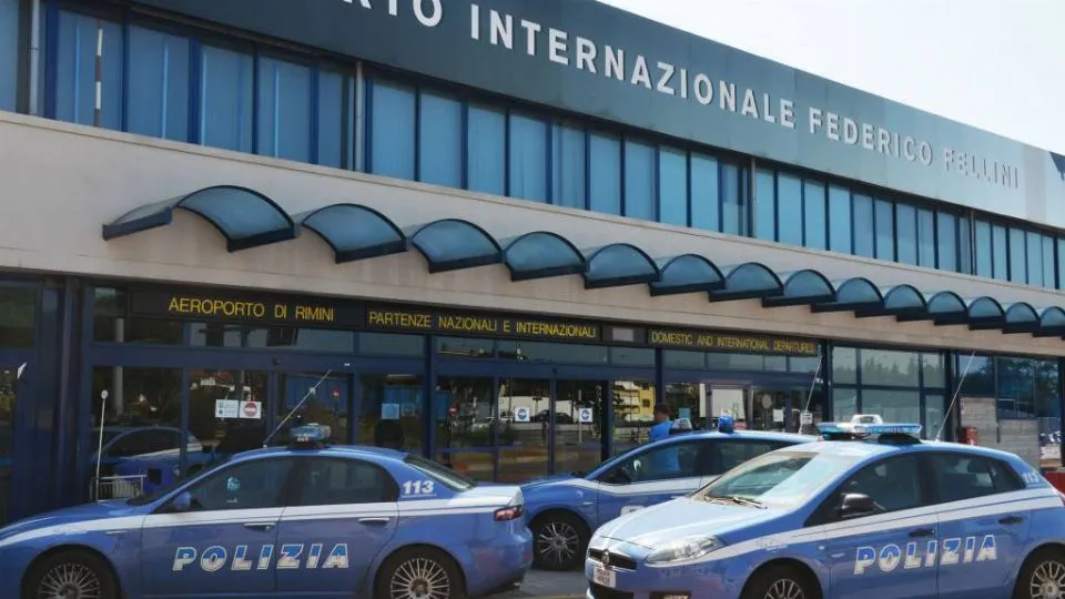 le Volanti della polizia nel piazzale del Fellini