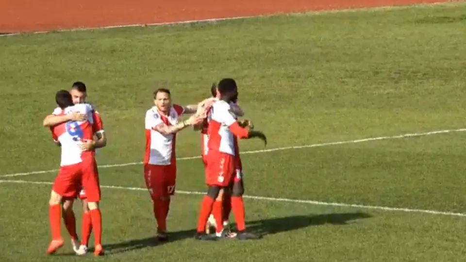 Vuthaj festeggiato dopo il gol dell’1-1