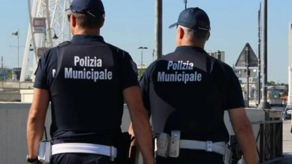 due agenti della polizia Locale di Rimini