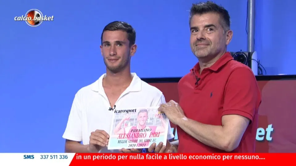 Roberto Paolini consegna la targa ad Alessandro Pari