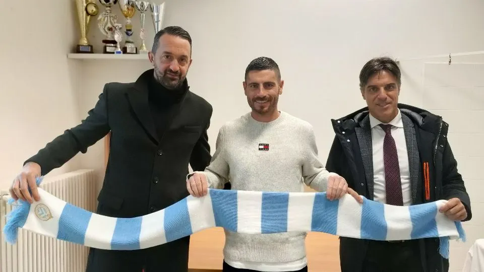 Ambrosini tra il DS Bollini ed il presidente Della Balda