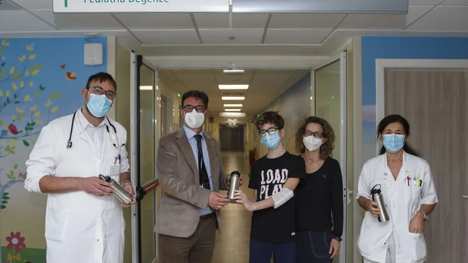 GIORNATA MONDIALE DELL’ACQUA: AMIR DONA 500 BORRACCE AL PERSONALE SANITARIO DELL’OSPEDALE INFERMI – Rimini 22 Marzo 2021 – nella photo i primari dei reparti di Pediatria dottor Gianluca Vergine, Pronto Soccorso dottoressa Tiziana Perin e Ma