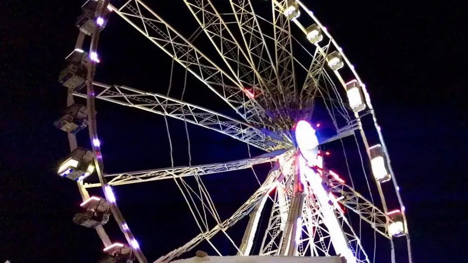 Lo striscione alla ruota panoramica al porto di Rimini
