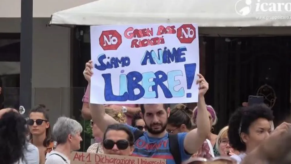 la manifestazione No Green Pass a Rimini