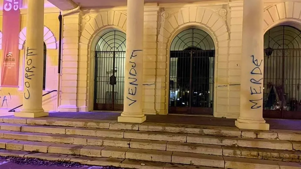 la facciata del municipio di Cattolica imbrattata