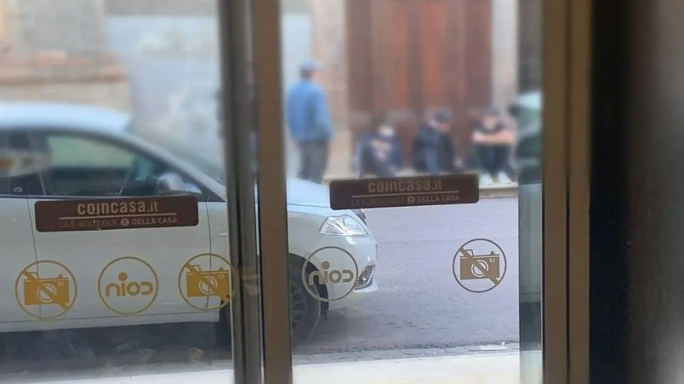 gruppetti fuori dalla Coin in via Serpieri