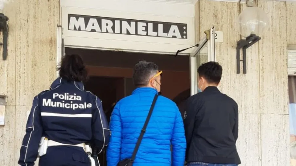 la polizia davanti all’ingresso dell’hotel