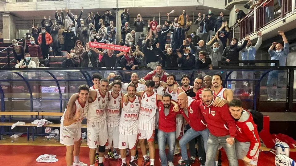 La squadra e i tifosi a fine partita

