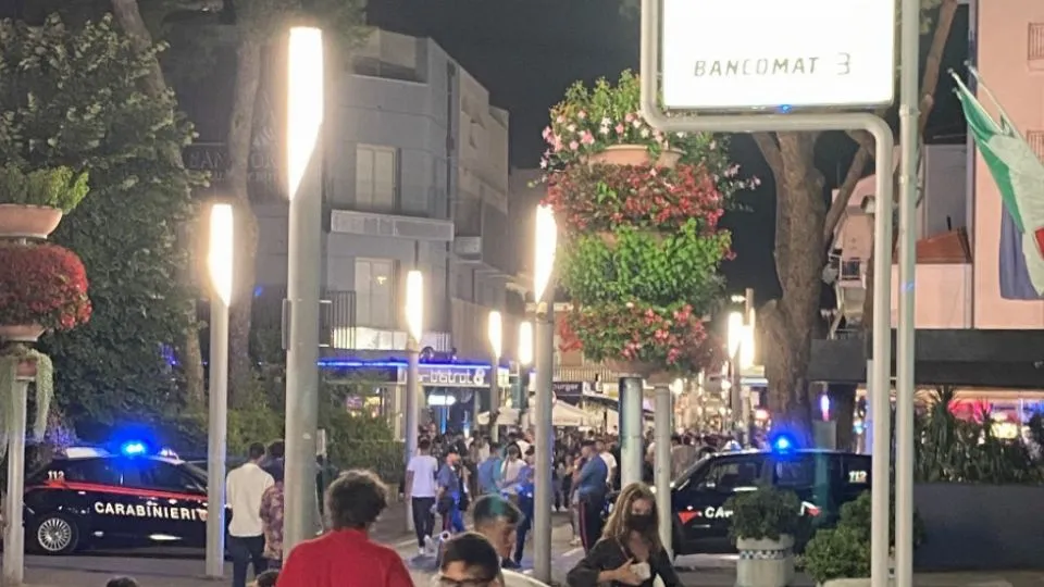 le pattuglie dei carabinieri in viale Dante