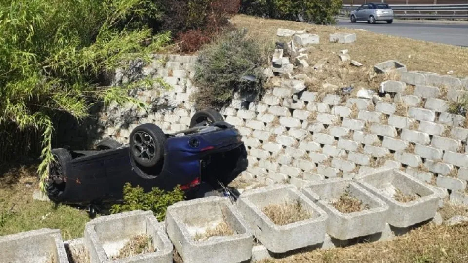 l’auto nella rotatoria