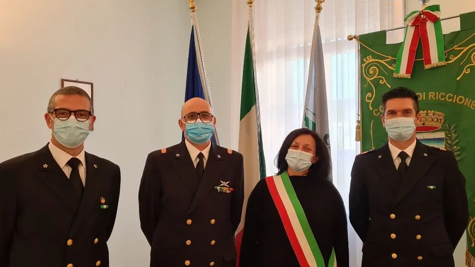 alla dx del sindaco il nuovo comandante Massimo Russo e alla sua sinistra il luogotenente Antonio Marinelli
