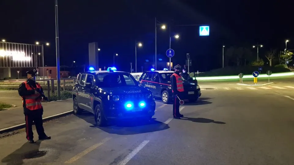 i controlli dei carabinieri lungo le strade

