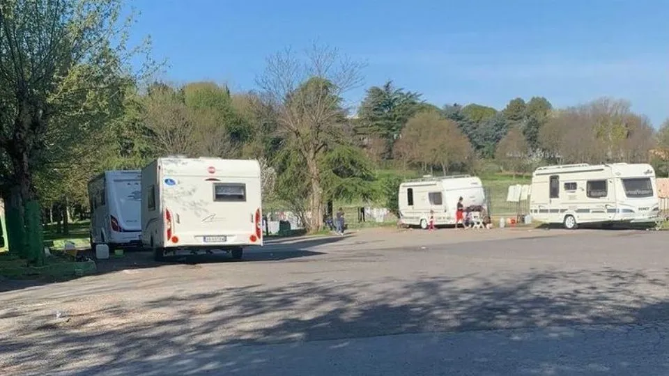 roulotte accampate nell’ex Assassino a Covignano
