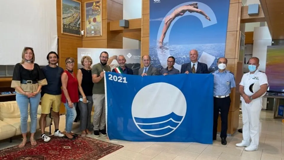 foto di gruppo con la bandiera