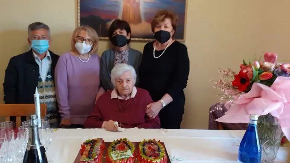 Nonna Lena insieme ad alcuni familiari