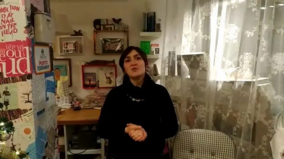 Giulia nella sua libreria
