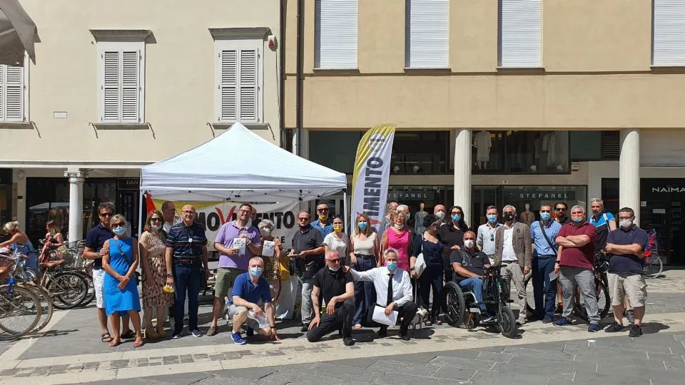 gli attivisti del Movimento 5 Stelle in piazza