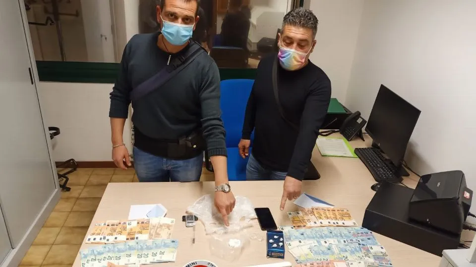 la droga e i soldi recuperati dalla Squadra giudiziaria