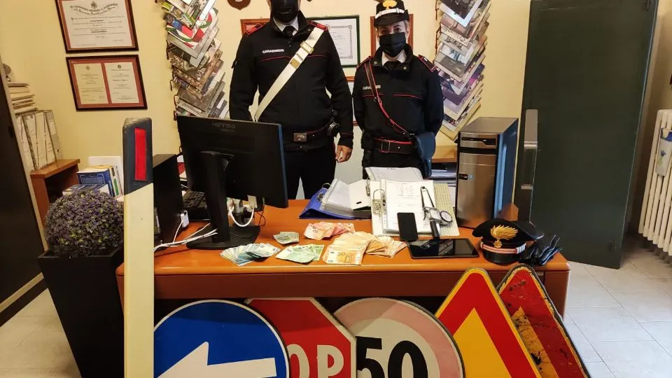 i segnali stradali sequestrati al 28enne