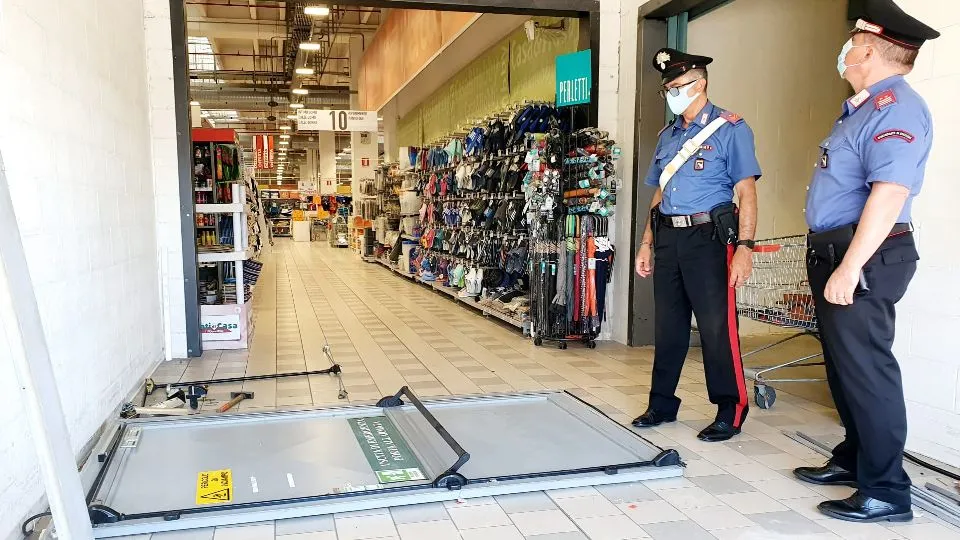 La porta sul retro sfondata (foto Migliorini)
