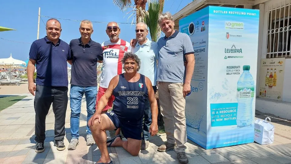 foto di gruppo col compattatore
