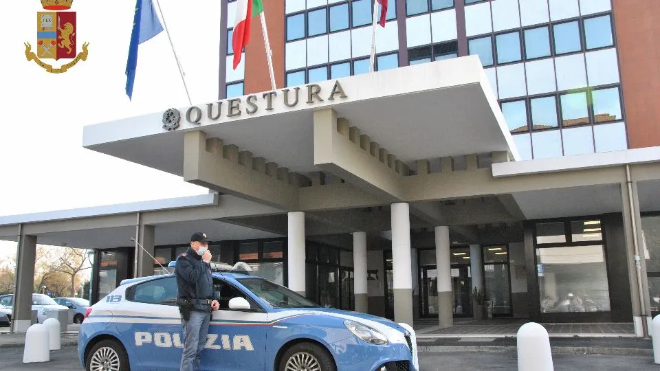 un poliziotto davanti alla questura