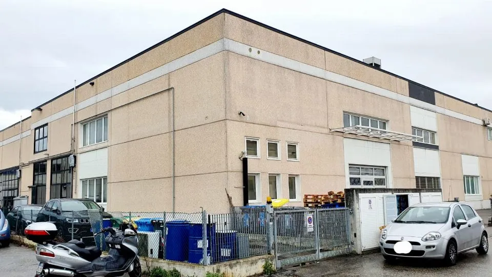 il capannone a Viserba dove si è tenuta la convention (foto Migliorini)