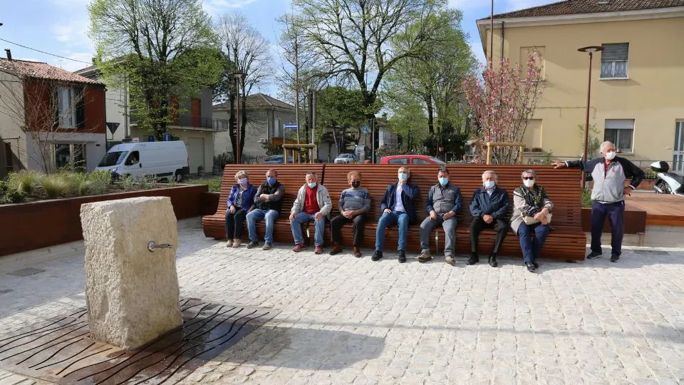 l’assesore Sadegholvaad seduto nella nuova piazza insieme ai cittadini