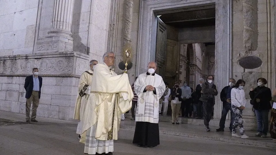 Il vescovo sul sagrato della Basilica Cattedrale