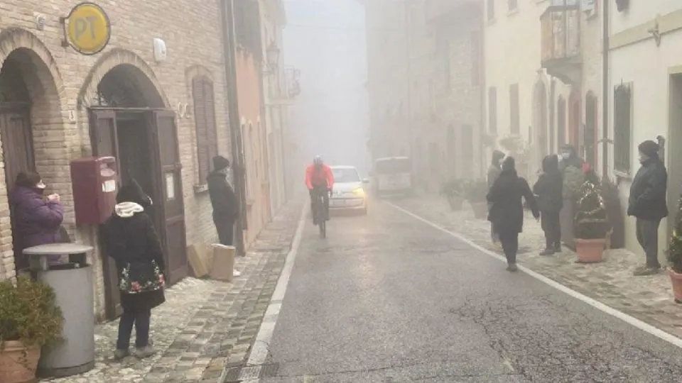 la fila all’esterno