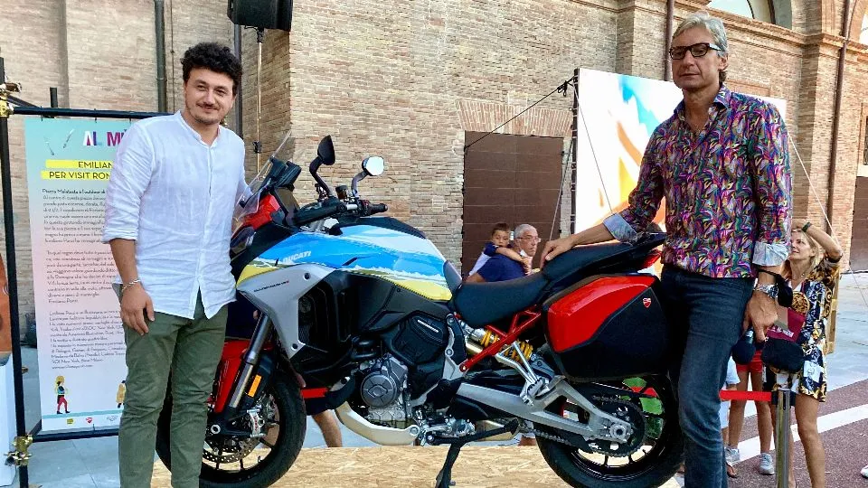 Angelo Marino Brand & Corporate Communications Manager di Ducati e il sindaco Gnassi svelano la nuova Ducati