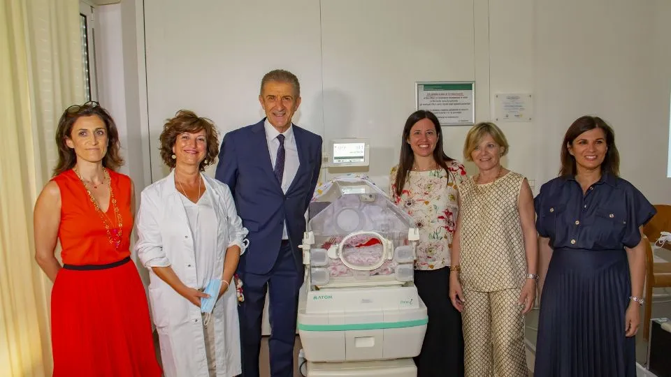Ezio Greggio alla consegna della culla termica
