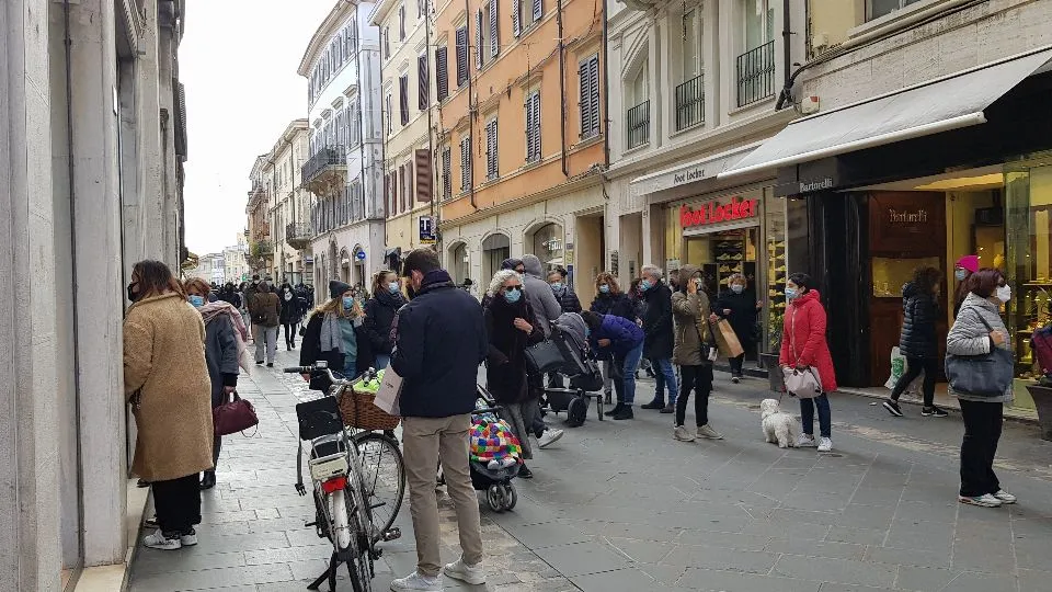 i riminesi a passeggio nel corso